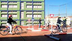 Niños montando en bici en circuito de Educación vial